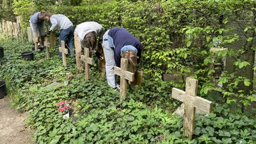 Pflegeeinsatz des Jugendarbeitskreises auf dem Friedhof Grunewald Forst im April 2022